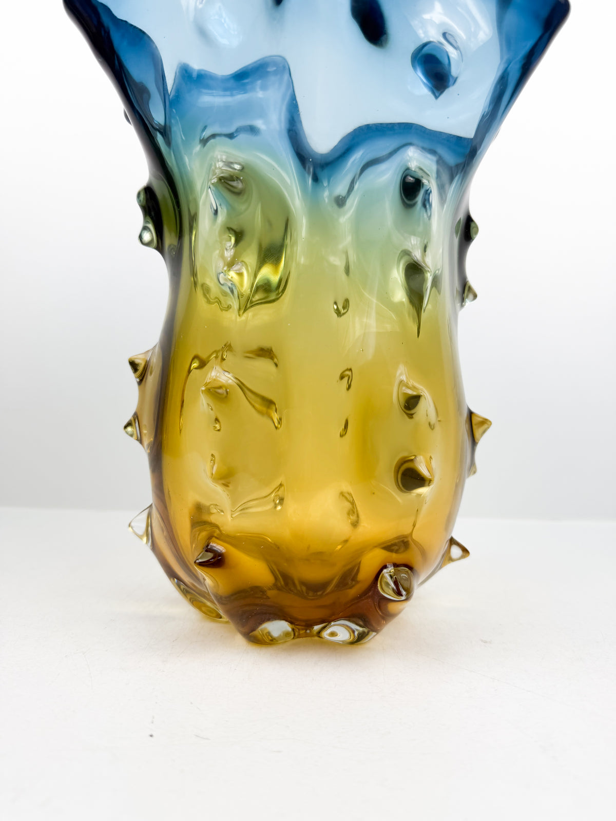Superbe vase en verre soufflé artisanal.