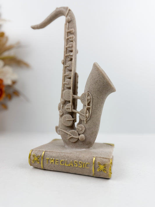 Figurine décorative représentant un saxophone élégant