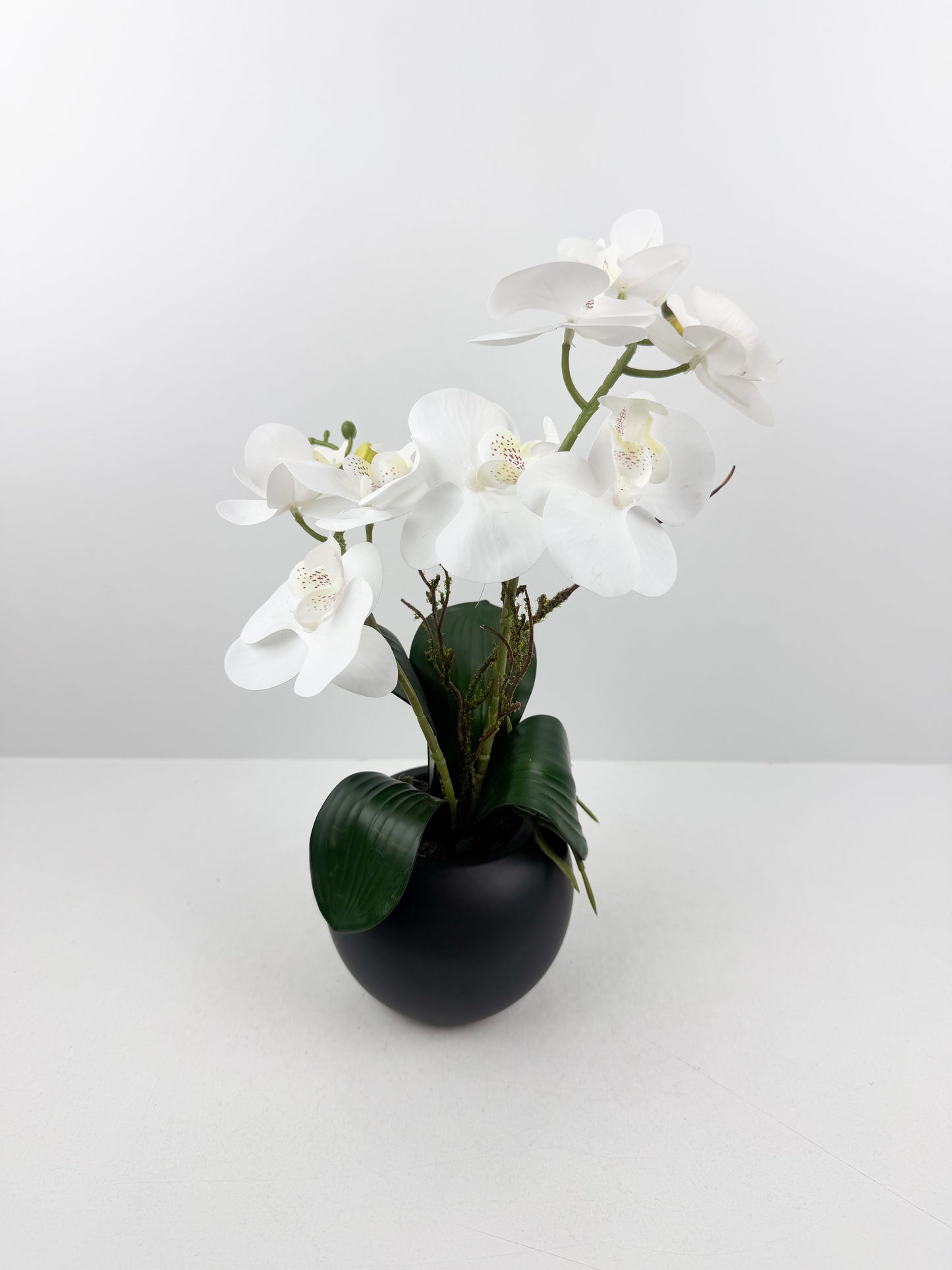 Fleurs artificielles blanches de luxe, conçues pour les amateurs de décoration raffinée