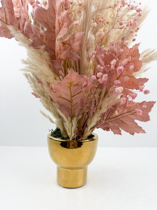 Fleurs séchées violet élégant arrangées dans un vase doré très chic.
