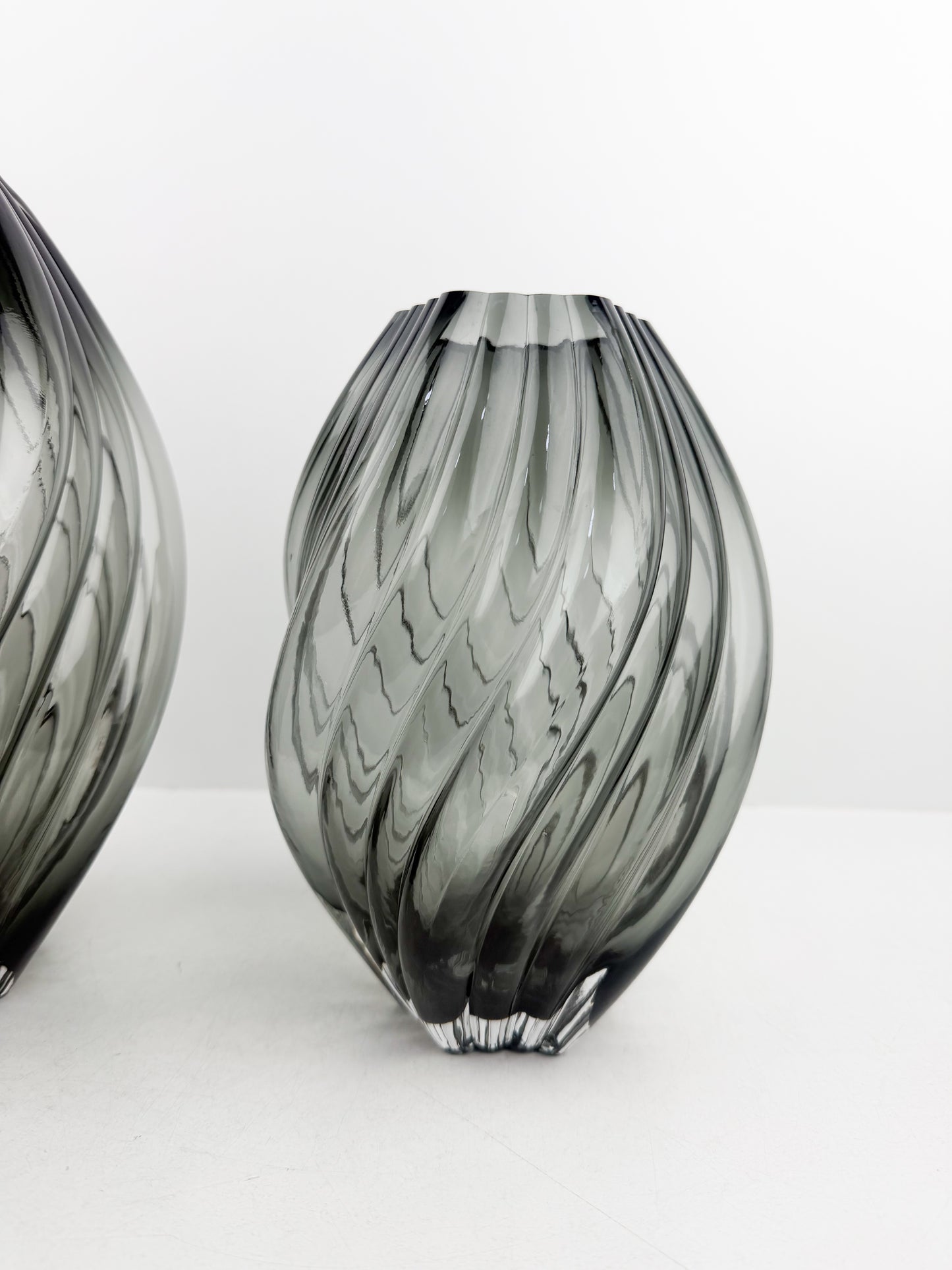 Duo de vases en verre gris aux finitions impeccables