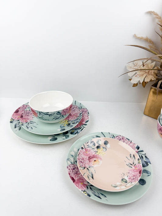 Service de table 24 pièces en porcelaine fine, alliant luxe et élégance pour vos moments privilégiés.
