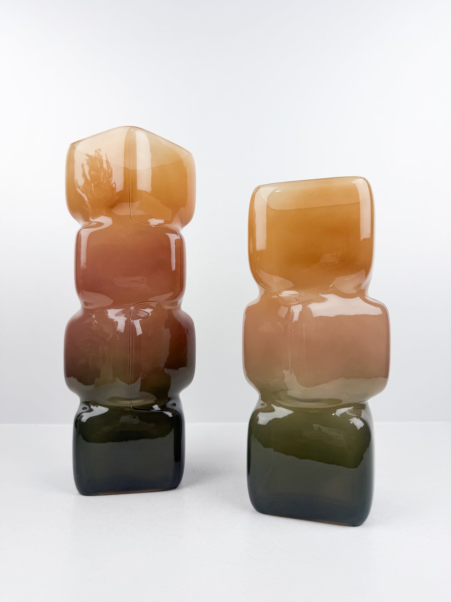 Duo de vases aux formes géométriques épurées