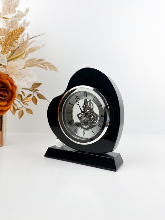 Horloge décorative en forme de cœur au design élégant et intemporel