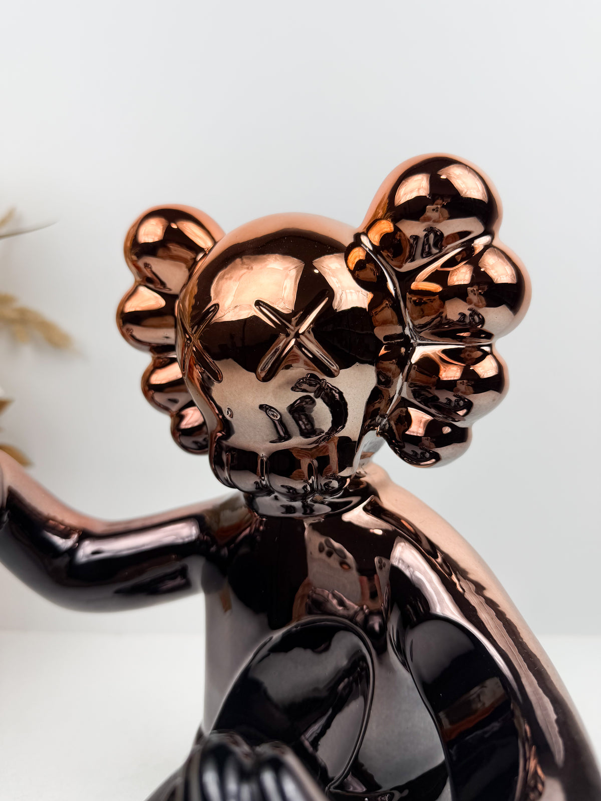 Statue décorative en céramique en position assise.