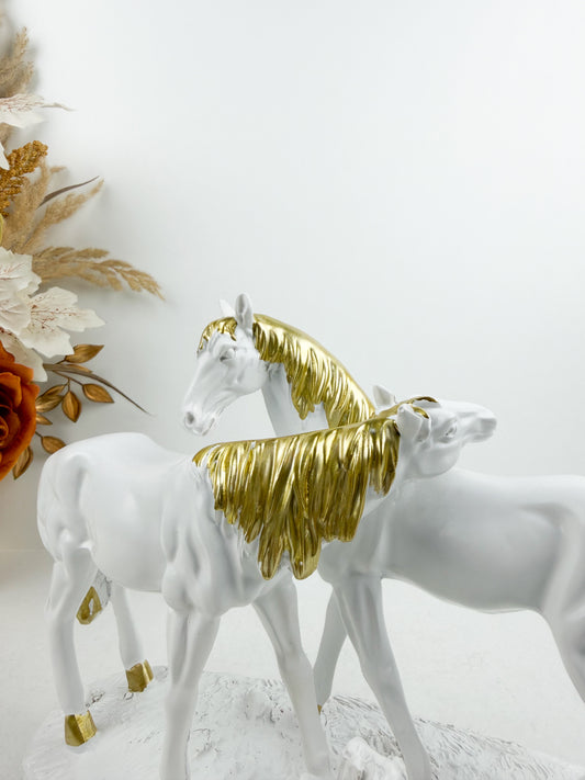 Sculpture élégante représentant un duo de chevaux blanc
