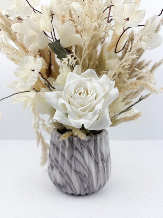Fleurs séchées beige et blanc, arrangement luxe composé de fleurs naturelles aux teintes douces