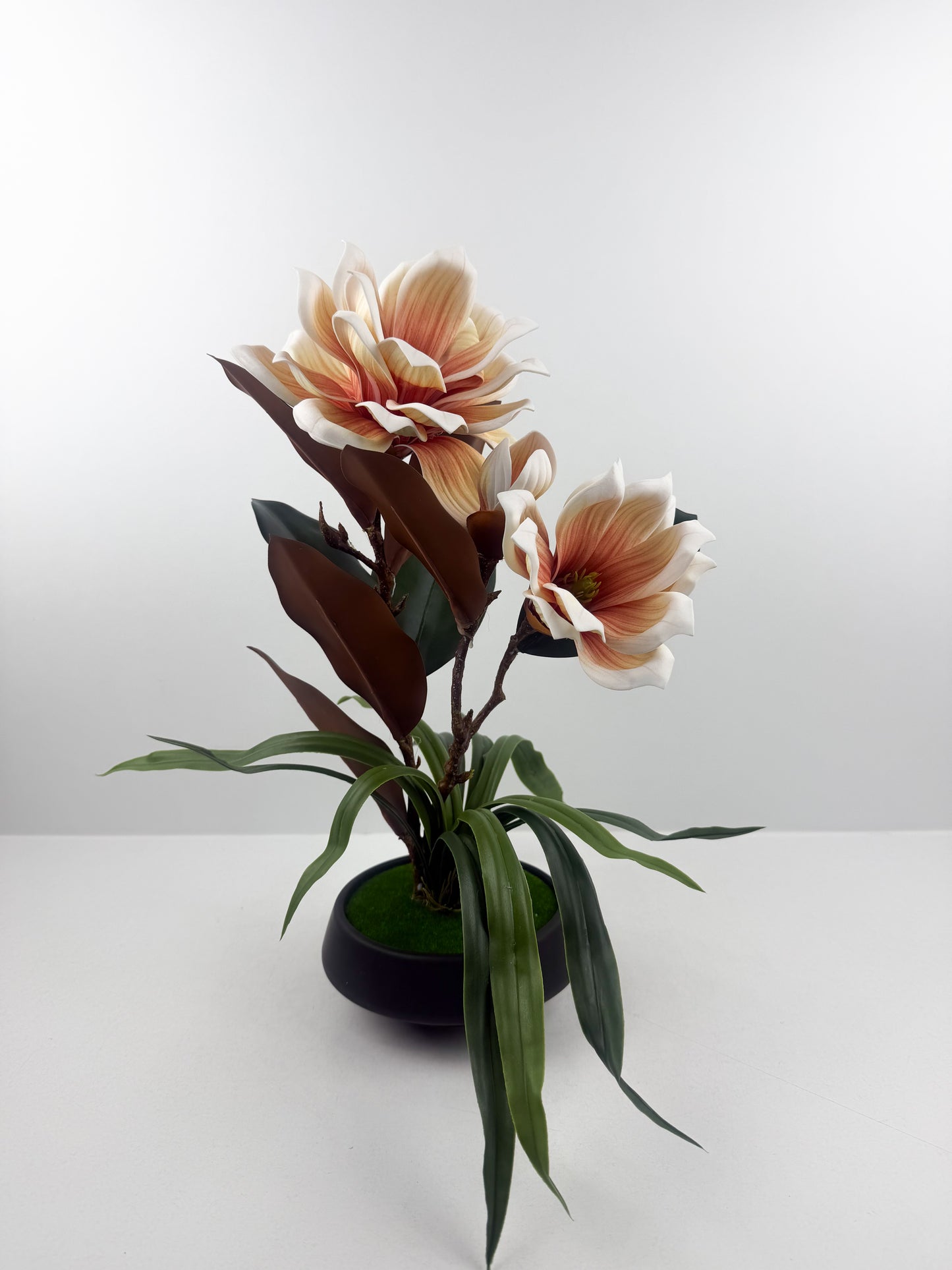 Fleurs artificielles marron haut de gamme associées à un élégant pot en céramique noir