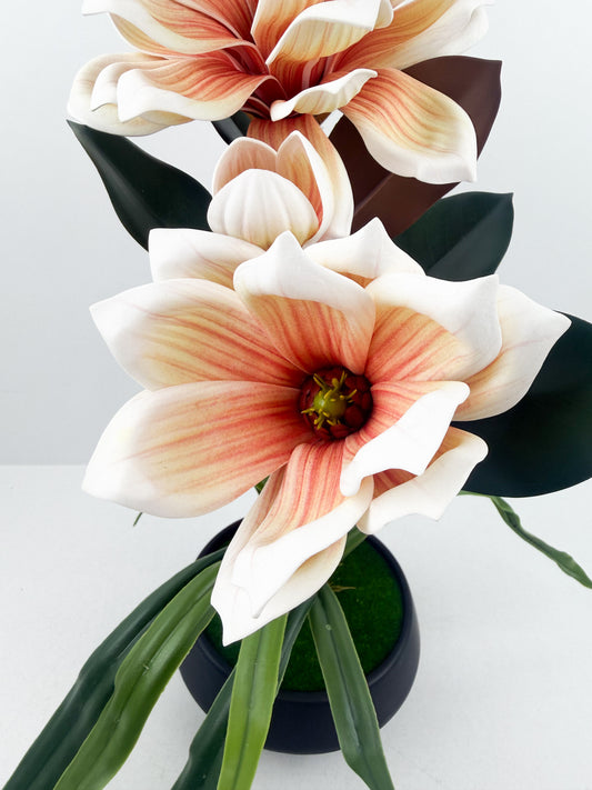 Fleurs artificielles marron haut de gamme associées à un élégant pot en céramique noir