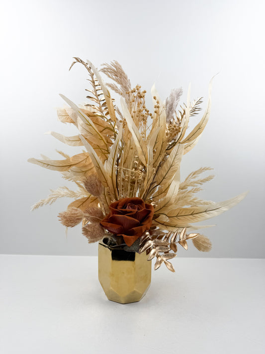 Fleurs séchées marron avec une fleure marron foncé luxe avec élégance dans un pot en céramique doré aux finitions miroir.