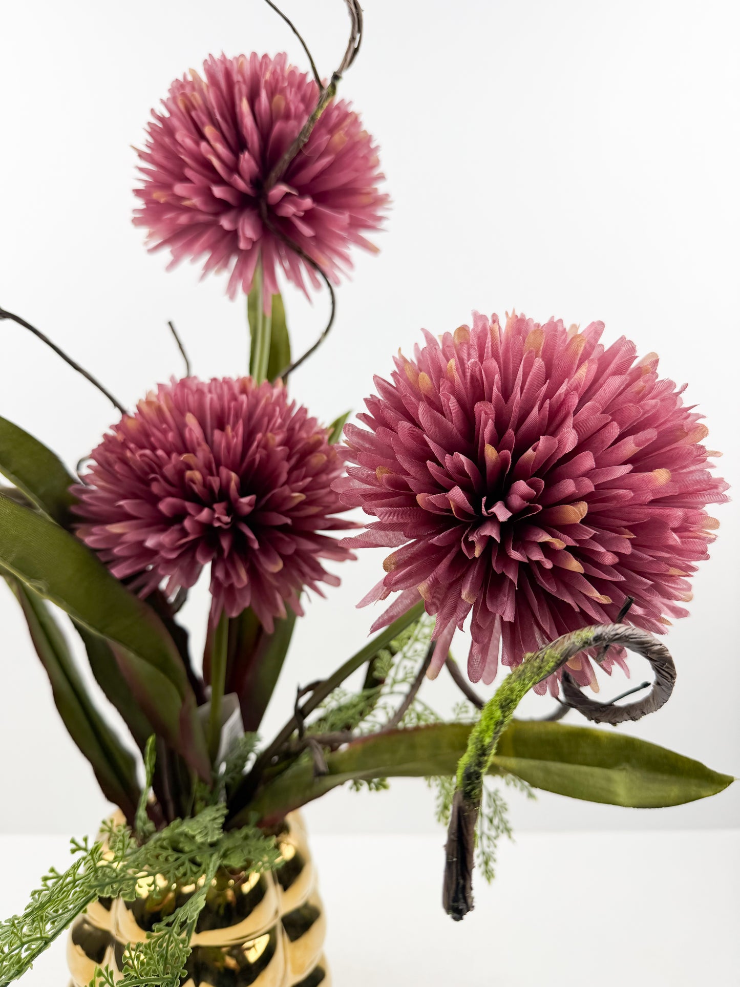 Fleurs artificielles élégantes en forme de pompons violet éclatant