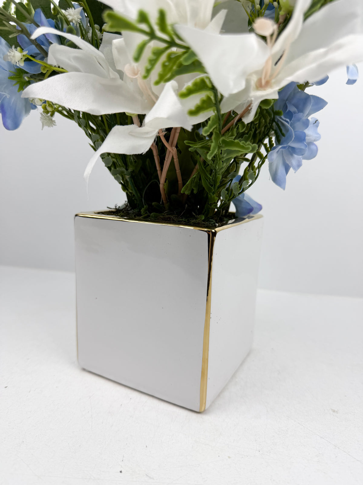 Fleurs artificielles bleu d'une élégance intemporelle.