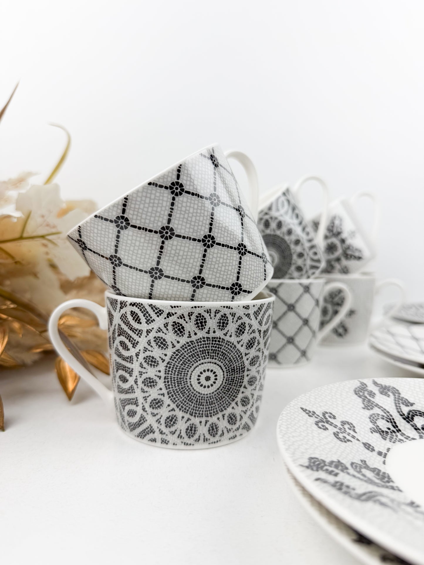 Service de six tasses et six sous-tasses à café au lait en porcelaine blanc et noir