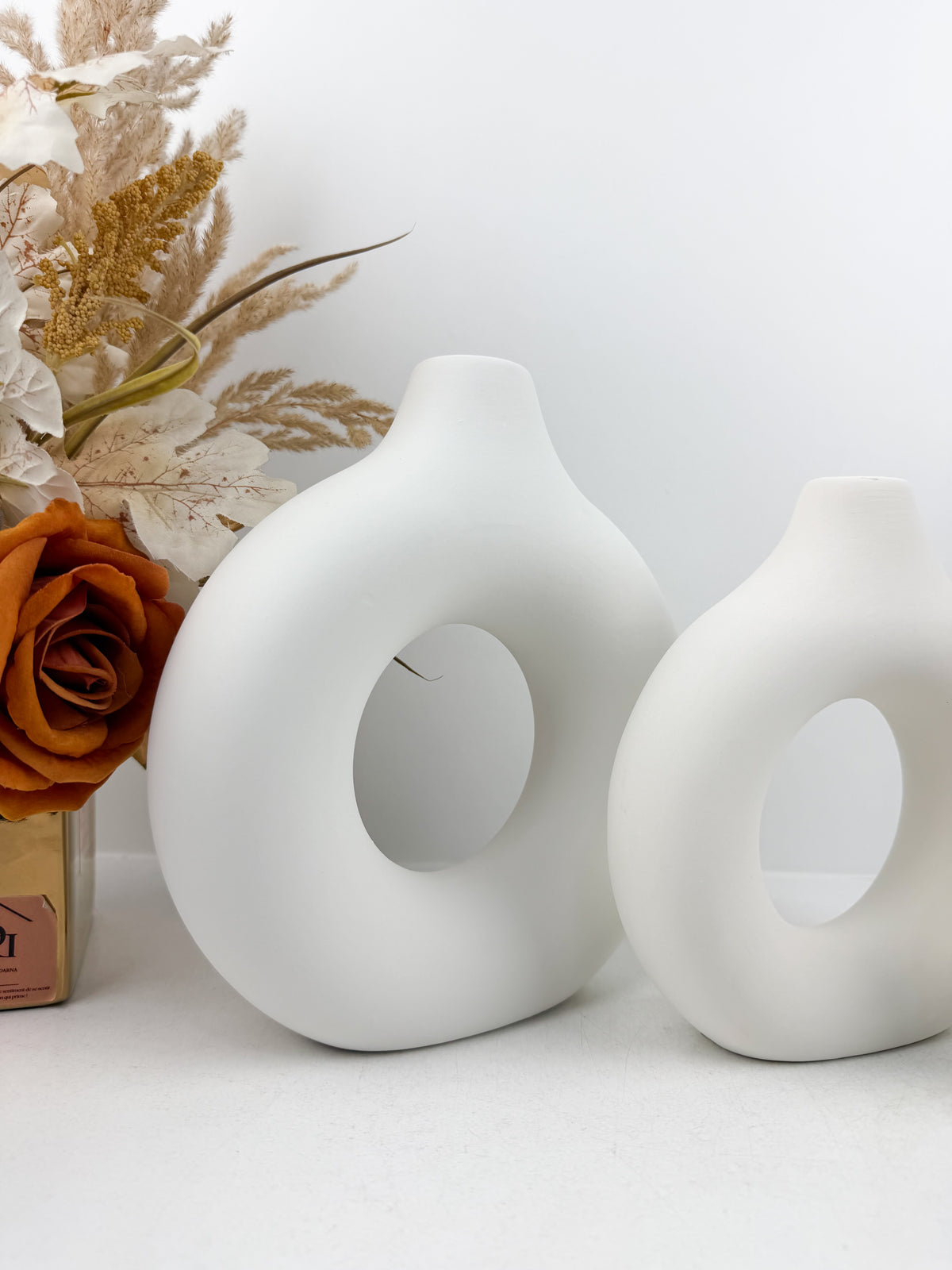 Ensemble de trois vases blancs en céramique élégants, parfaits pour sublimer vos fleurs séchées