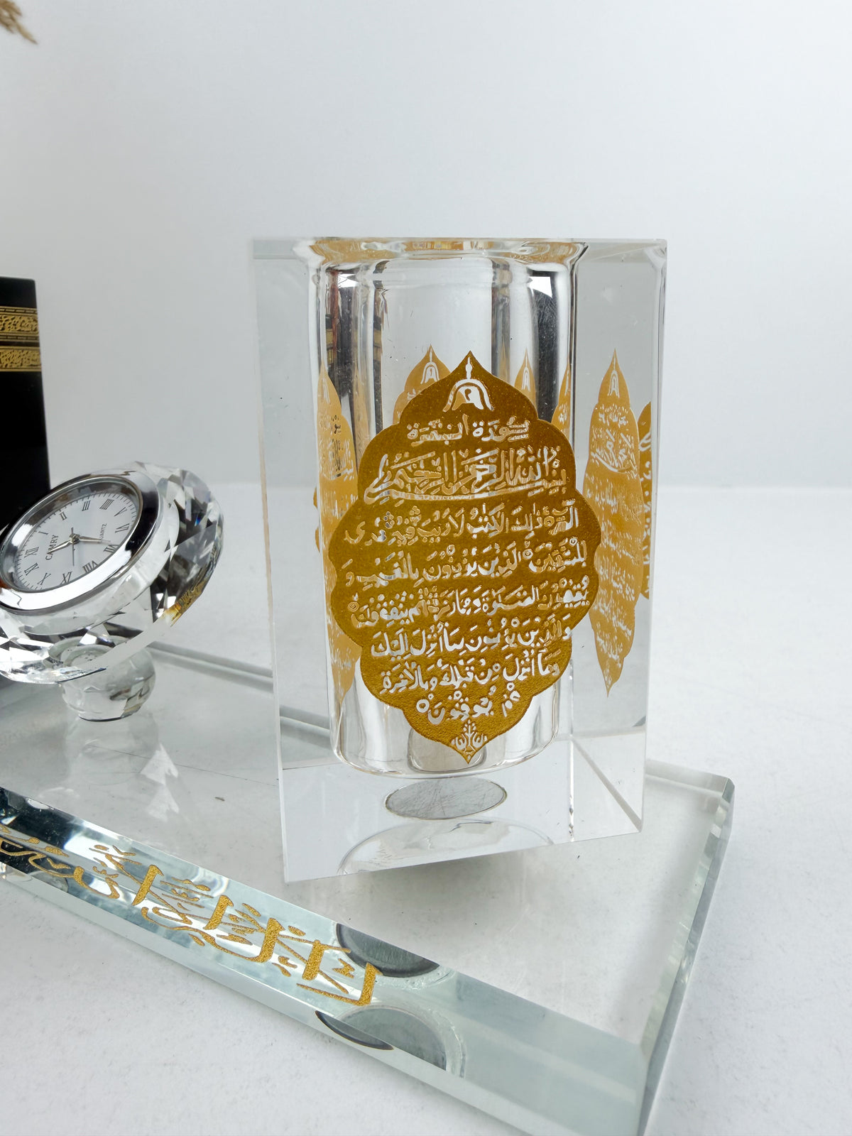 Modèle Kaaba en cristal élégant et raffiné avec petite horloge sur le socle cristal