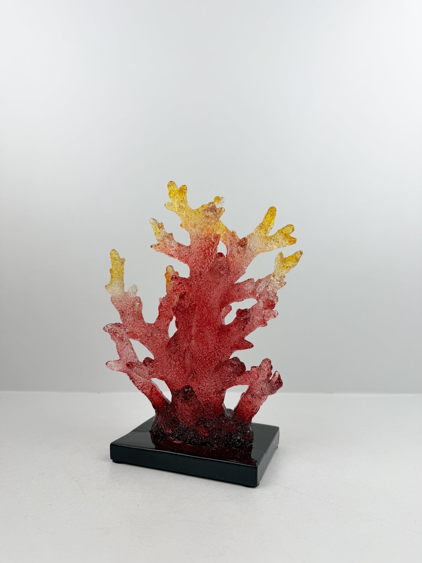 Sculpture de corail rouge en résine pour capturer la beauté naturelle des fonds marins.