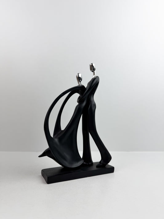Figurine décorative en résine représentant un couple de danse élégant.