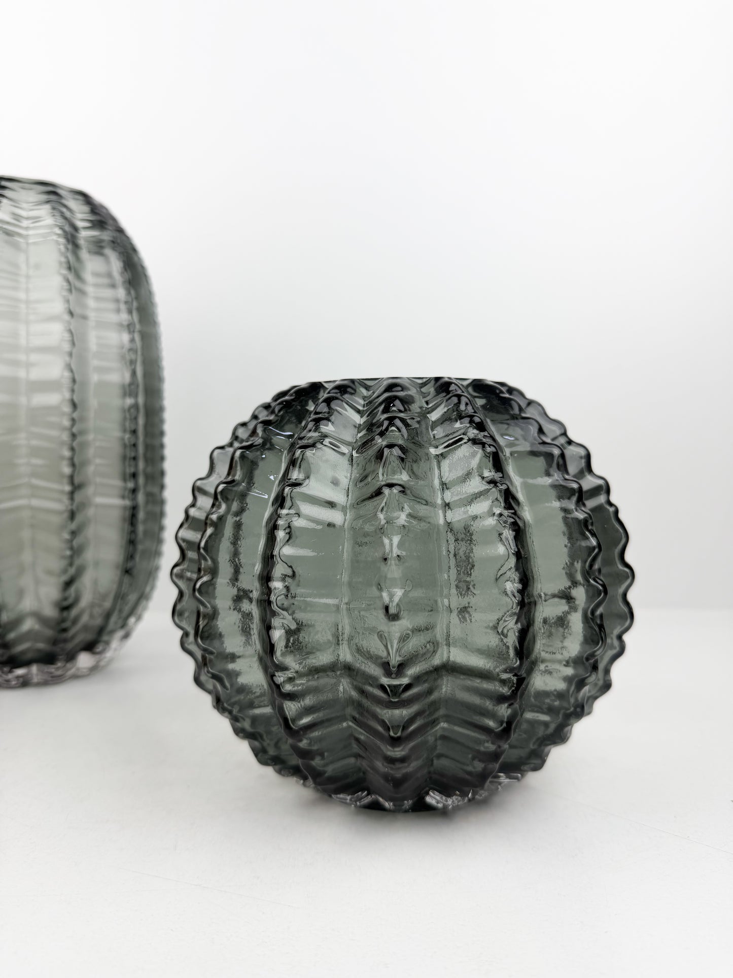Duo de vases chic en gris foncé aux formes épurées inspirées du cactus