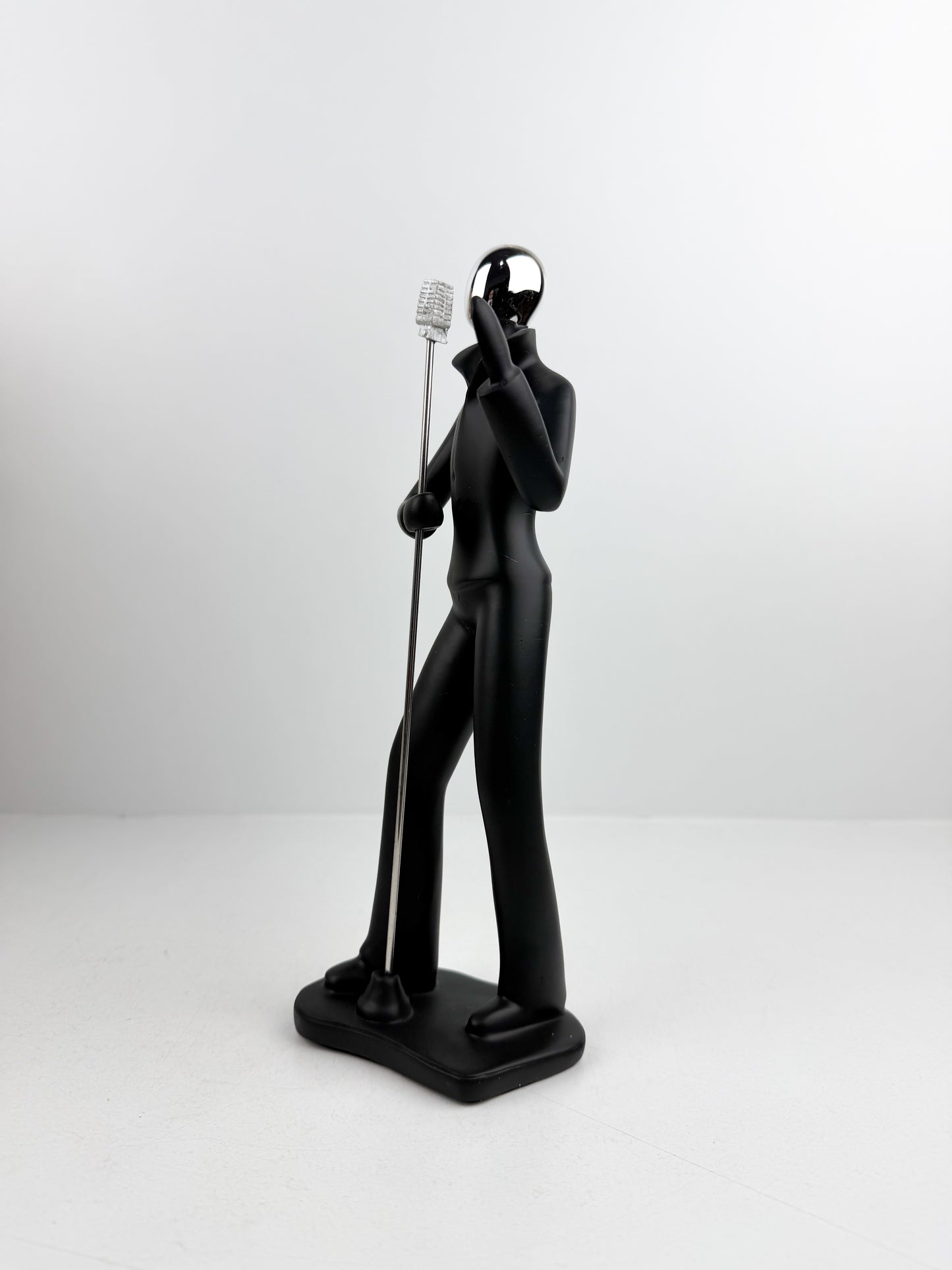 Statuette décorative moderne représentant un chanteur