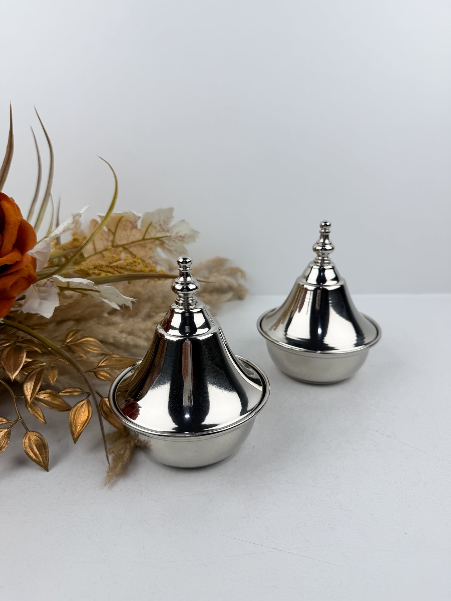 Petit tajine en argenté de tradition marocaine