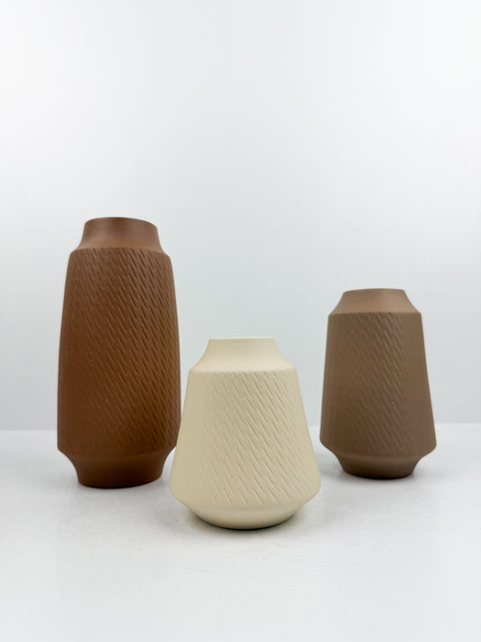 Ensemble de trois vases élégants en céramiques aux finitions mates très chic.