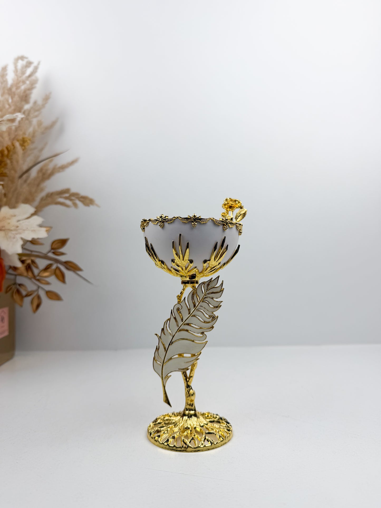 Encensoir de luxe blanc et dorée avec des détails de plume