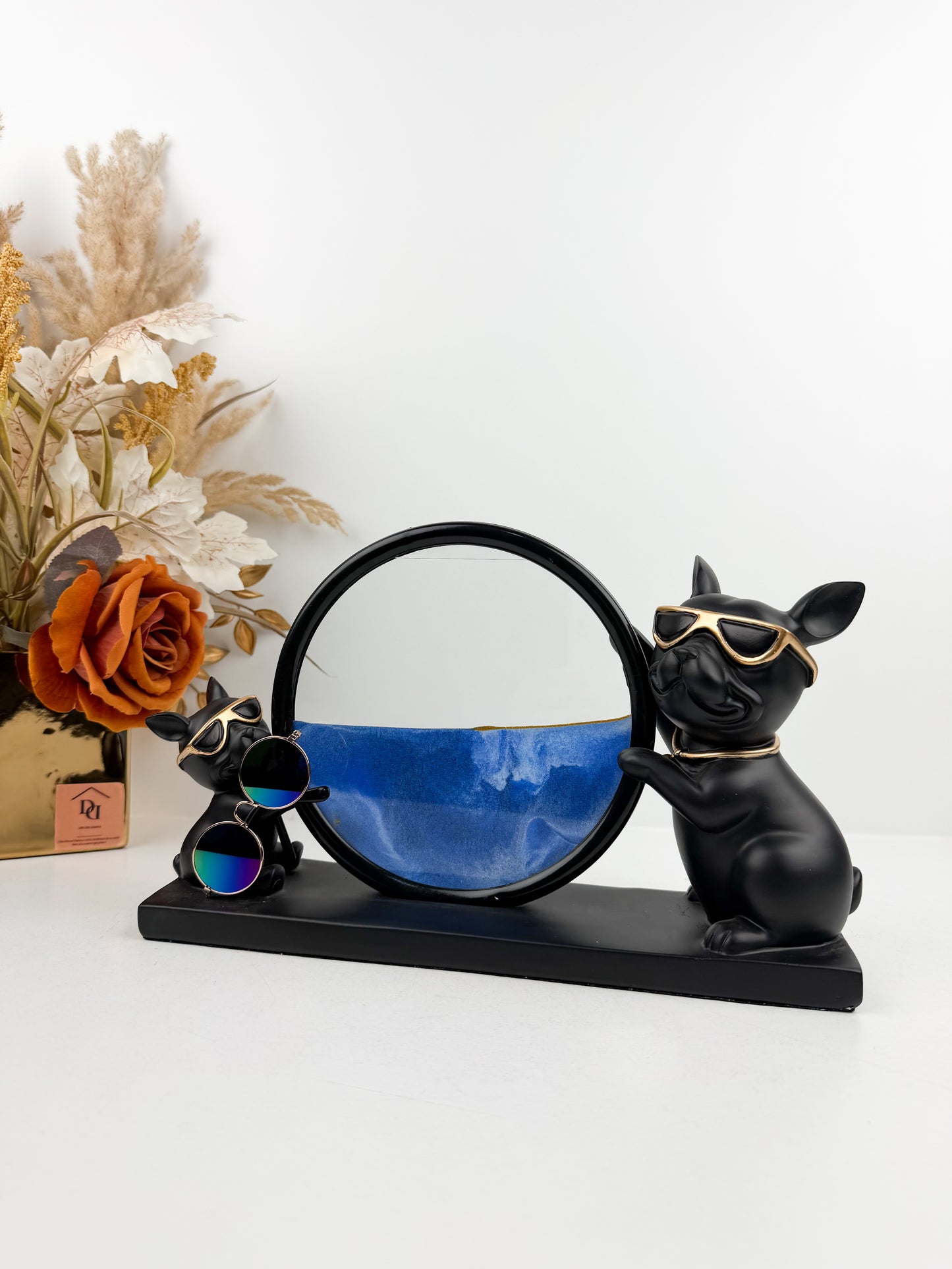 Sculpture deux bouledogues au style cool avec leurs lunettes de soleil dorées