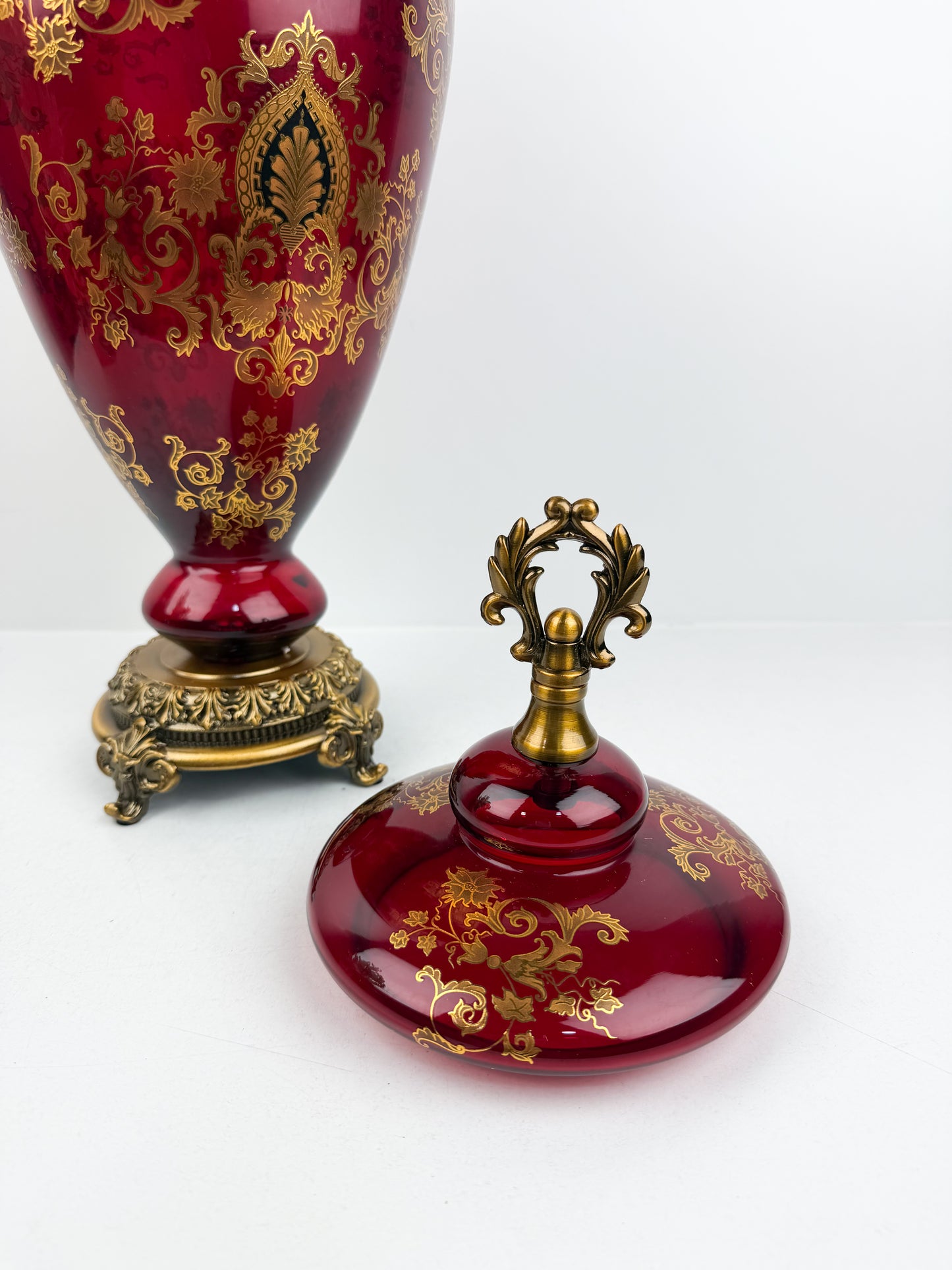 Vase couvert en cristal Rouge d'une élégance intemporelle