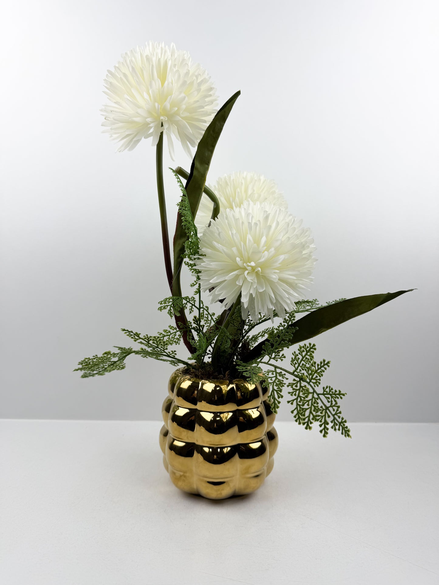 Fleurs artificielles élégantes en forme de pompons blanches éclatantes