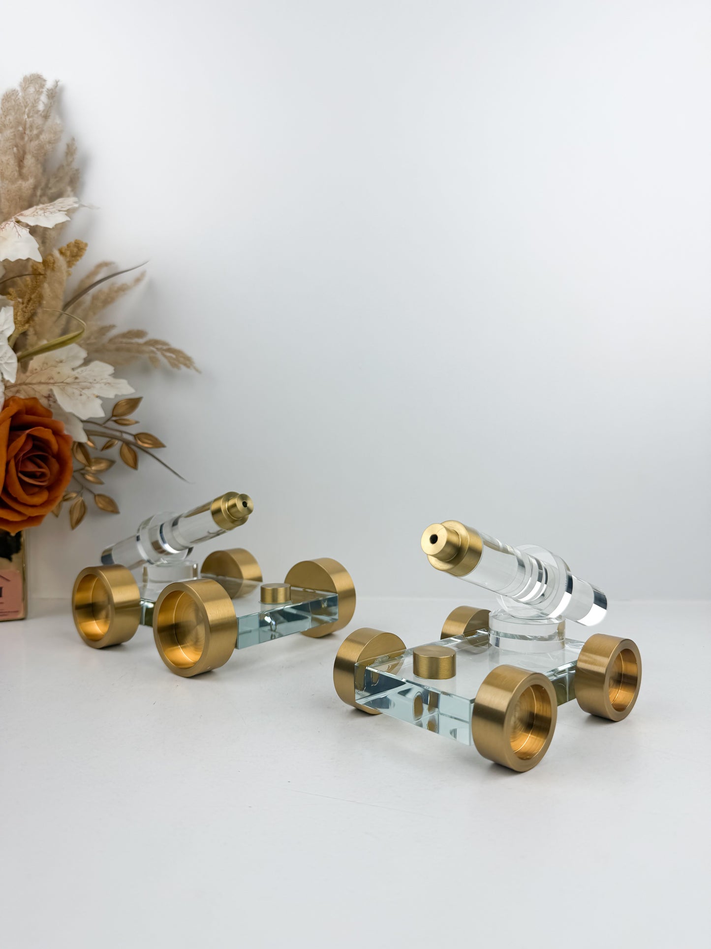 Sculptures de table contemporaines qui fusionnent l'élégance du cristal transparent avec les finitions dorées en métal