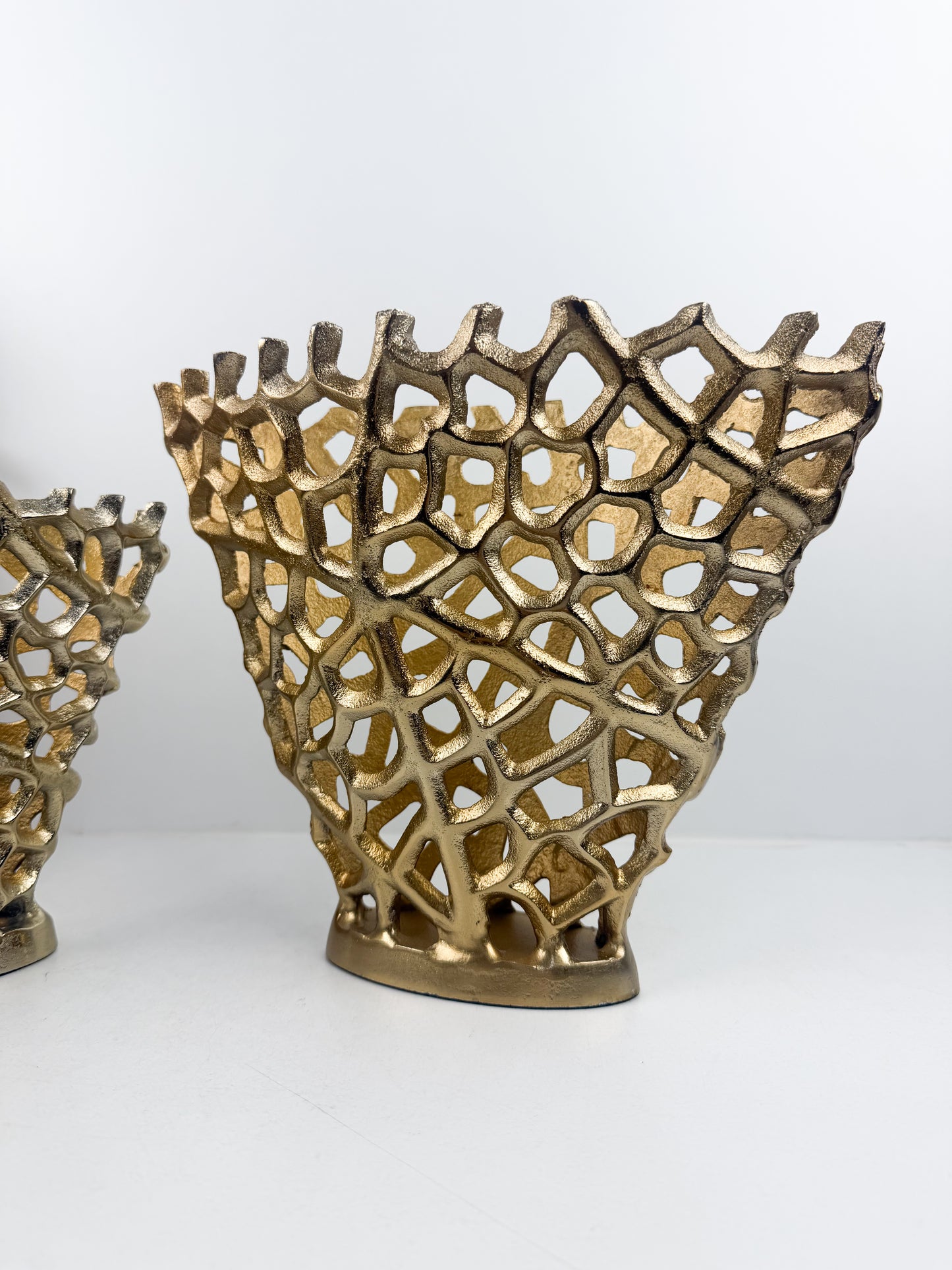 Vases décoratifs au design ajouré élégant, inspirés par la beauté naturelle du corail.