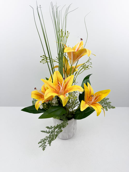 Fleurs artificielles jaunes délicates dans un élégant pot blanc en céramique de luxe.