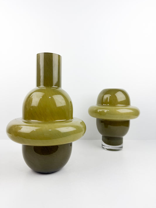 Duo de grands vases géométriques verts de décoration moderne et épurée