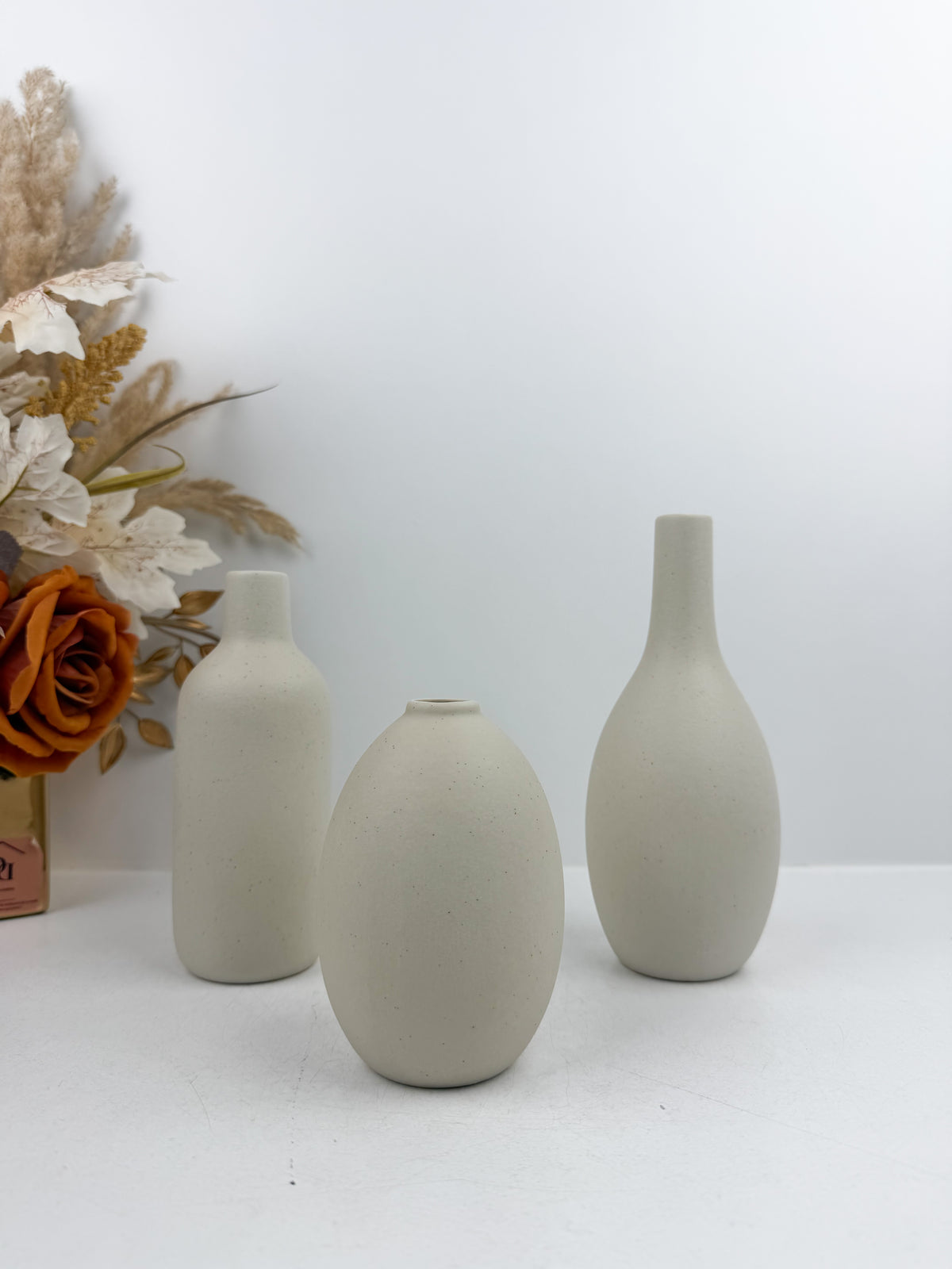 Ensemble de trois vases miniatures en céramique blanc pur.