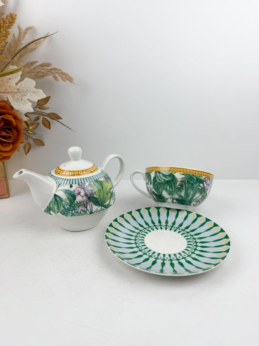 Théière élégante d'une tasse accompagnée de sous-tasse raffinée de motif jungle