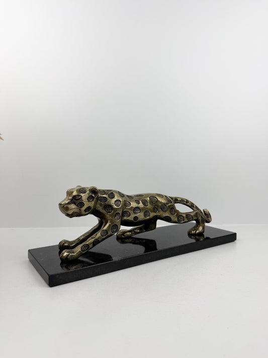Sculpture de tigre doré en métal, pièce de décoration élégante et raffinée.