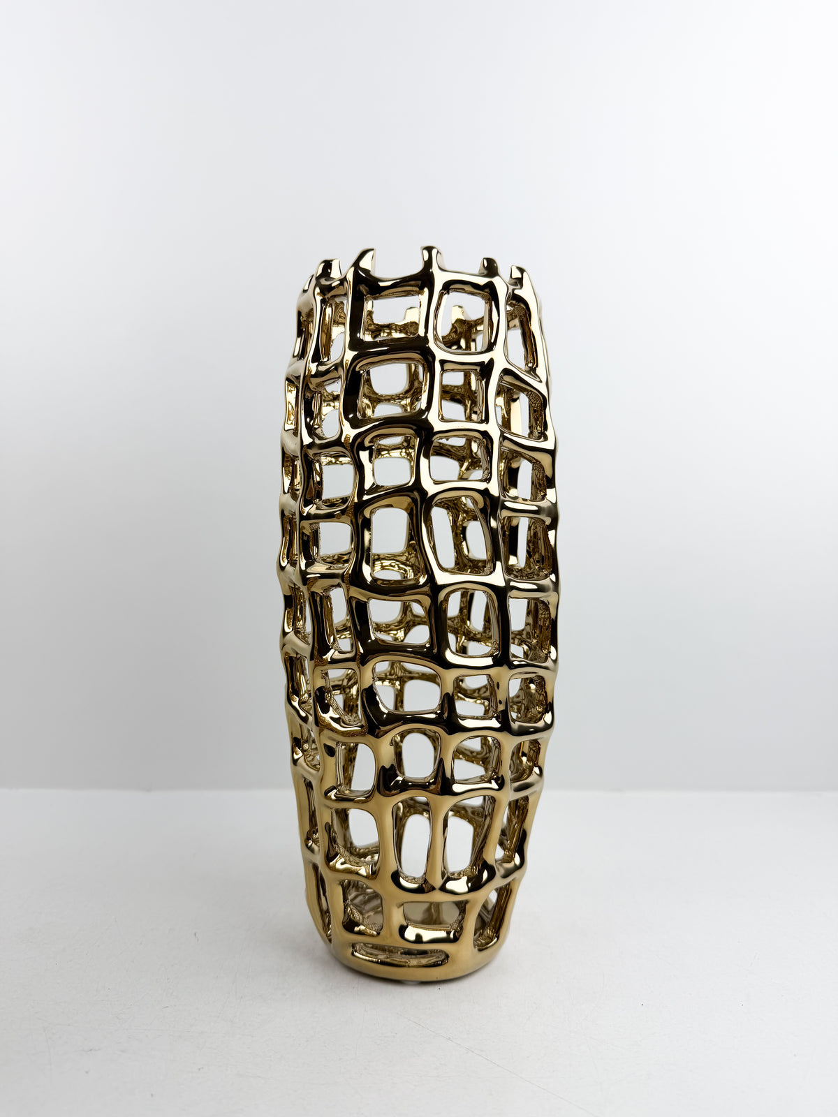 Duo de vases en céramique aux finitions grillées dorées