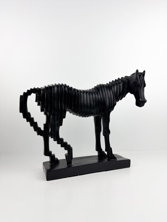 Sculpture élégante d'un cheval noir en mouvement