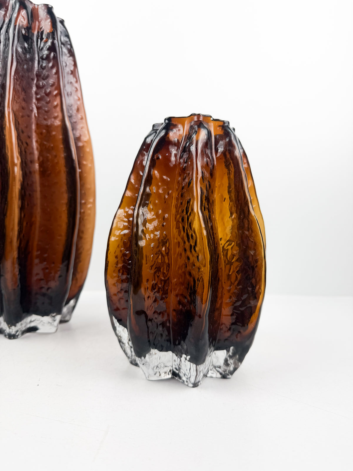 Duo de vases aux superbes reflets ambrés et texturés.