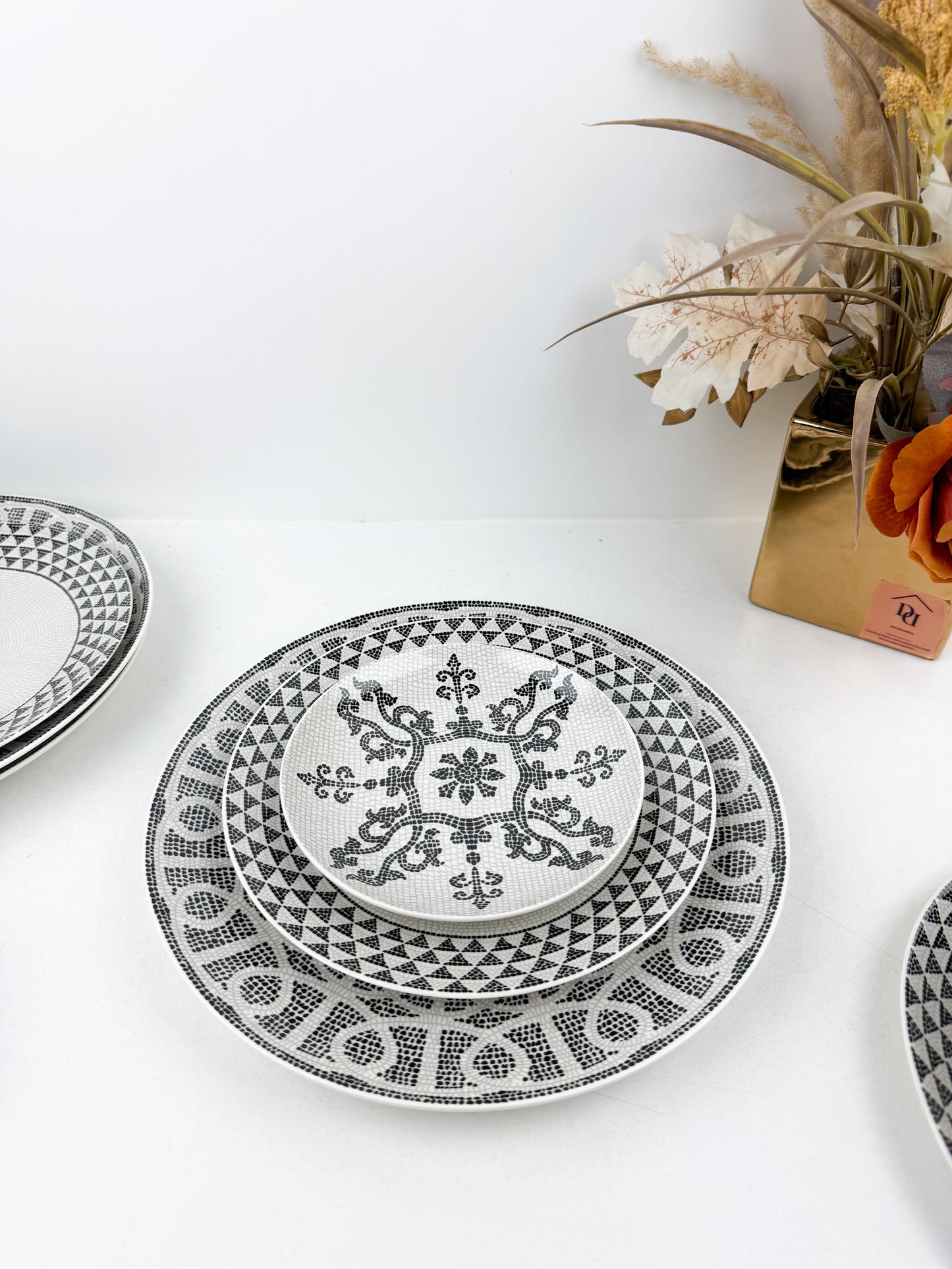 Service de table 24 pièces en porcelaine blanc et noir, alliant luxe et élégance