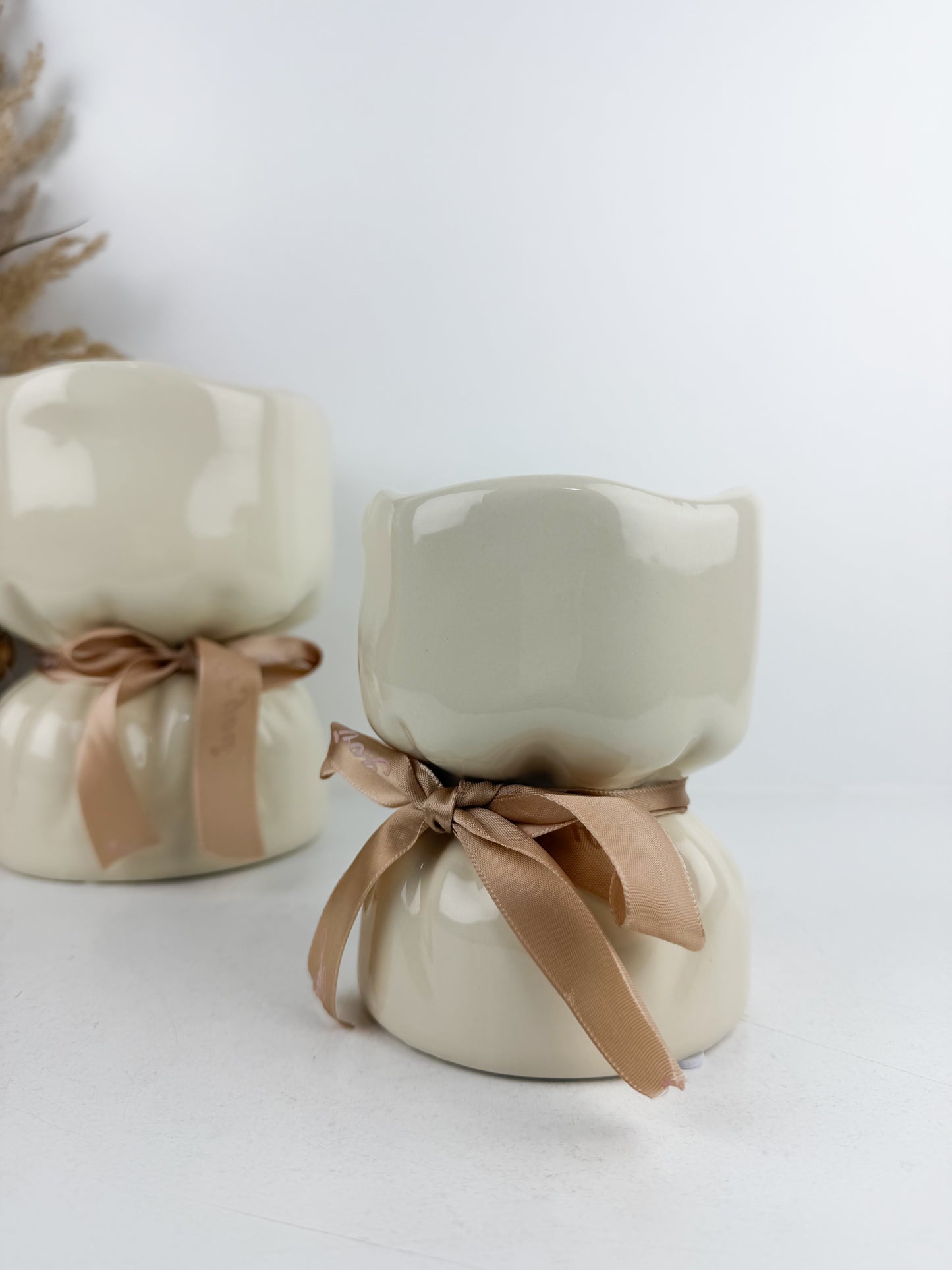 Duo vases décoratifs en céramique de couleur crème en forme de bouquet de fleur