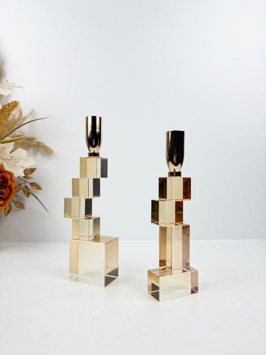 Duo de bougeoirs sculpturaux de motifs luxe cube en cristal .