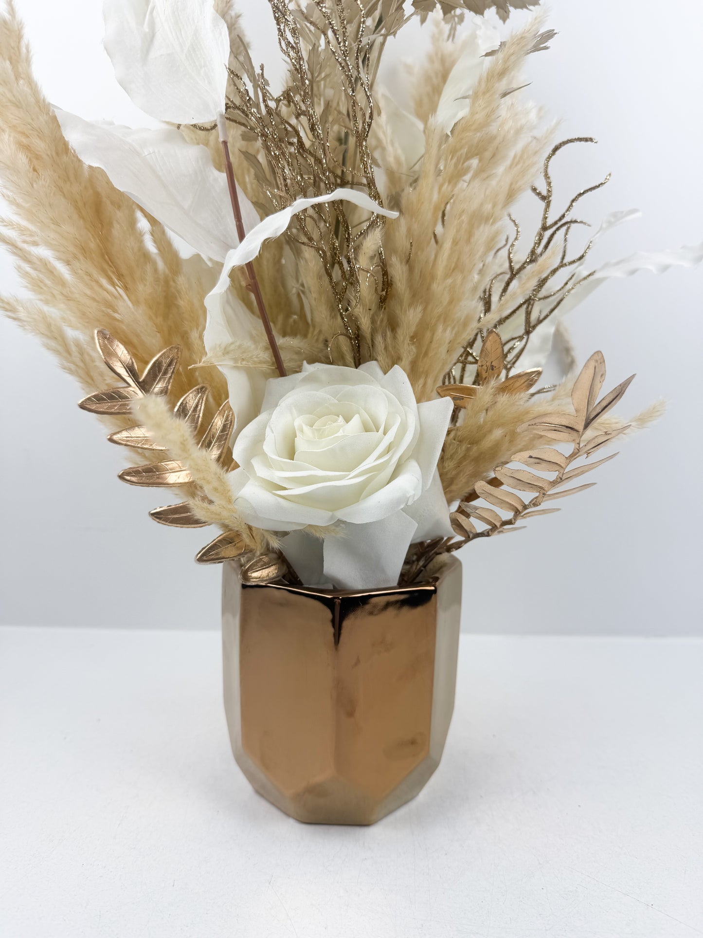 Fleurs séchées beige rehaussée d'une fleur blanche délicate.