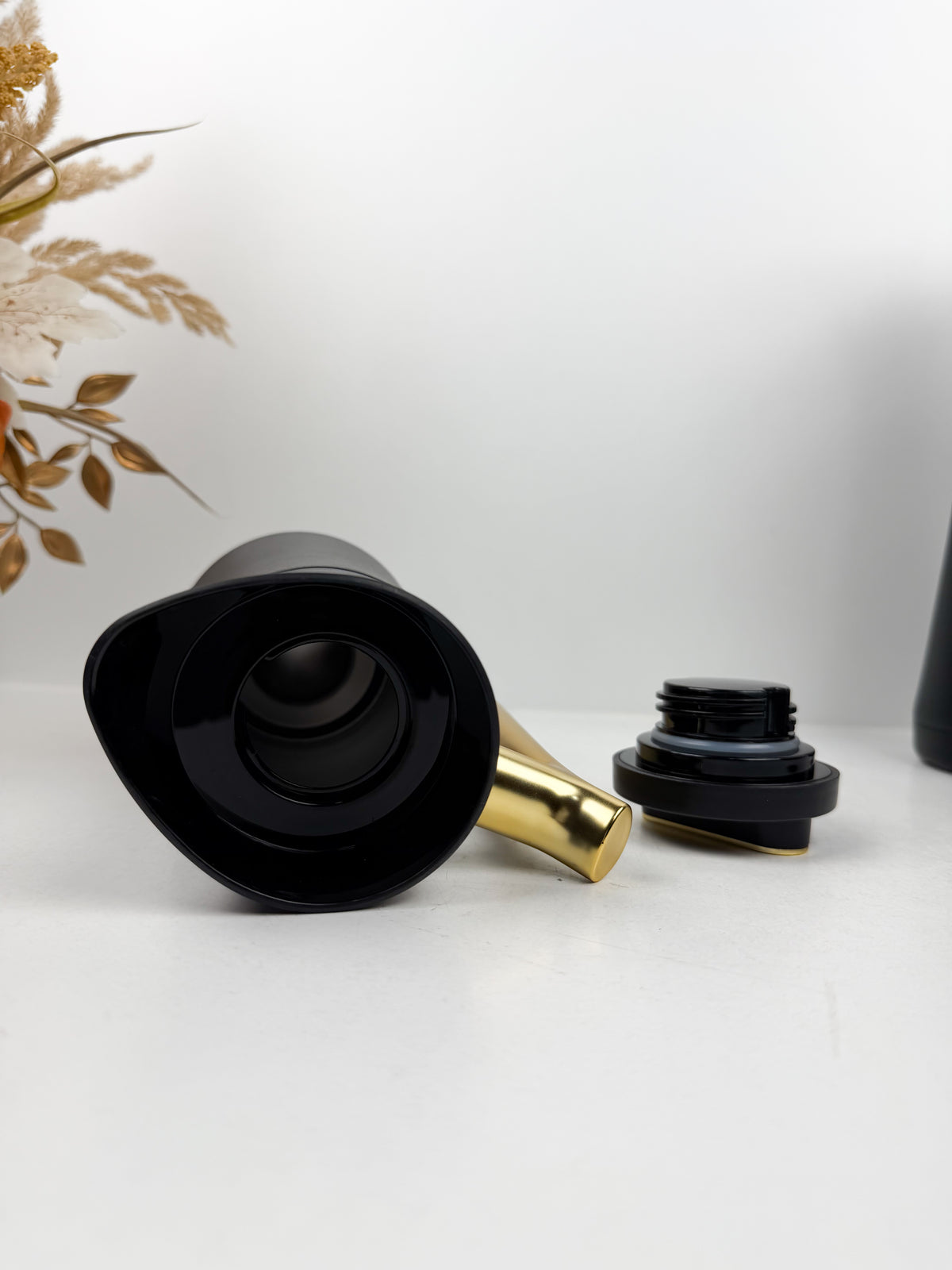 Ensemble de trois thermos en acier inoxydable noirs mats.
