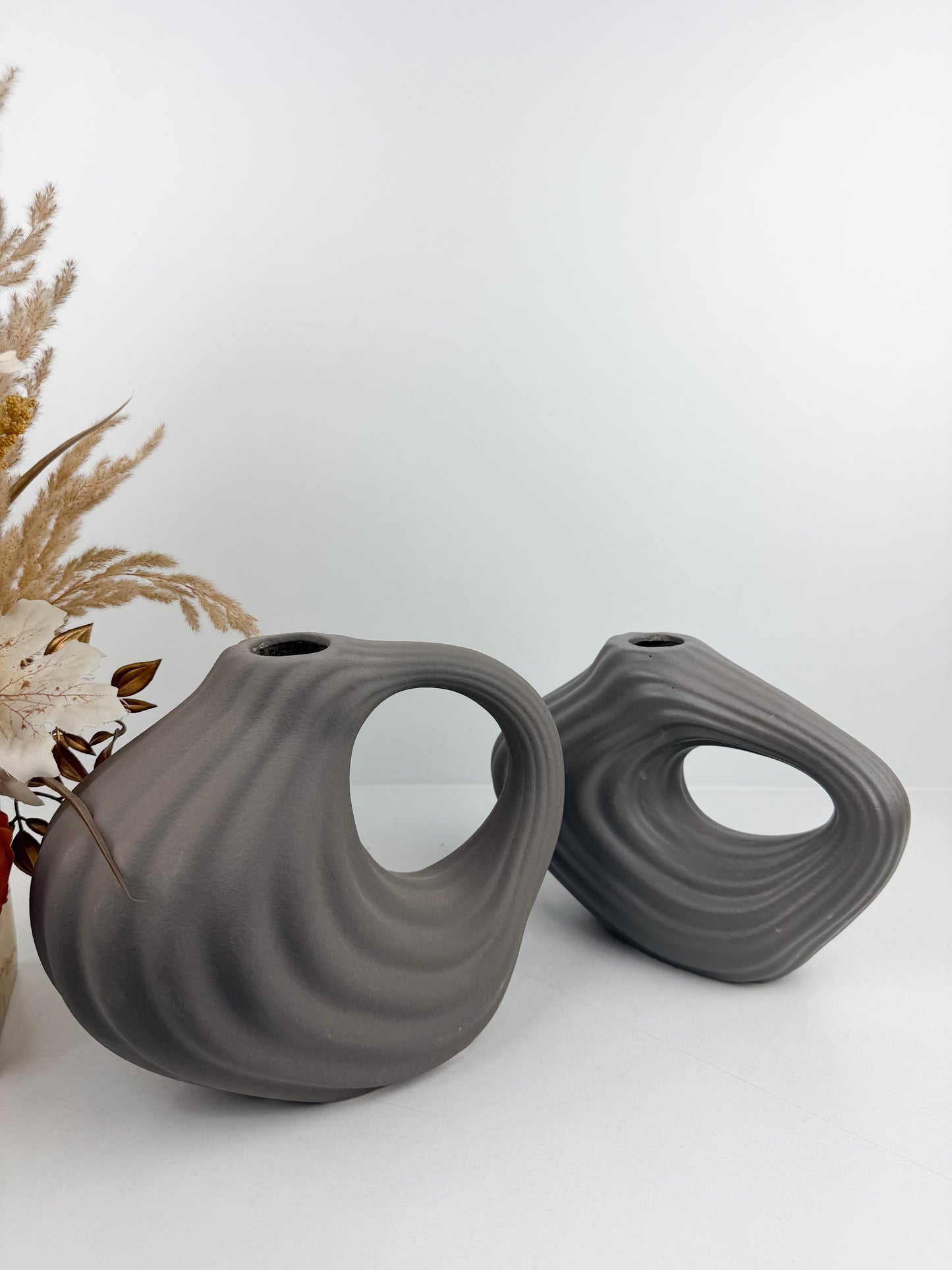 Duo de vases en céramique gris mat aux formes géométriques épurées