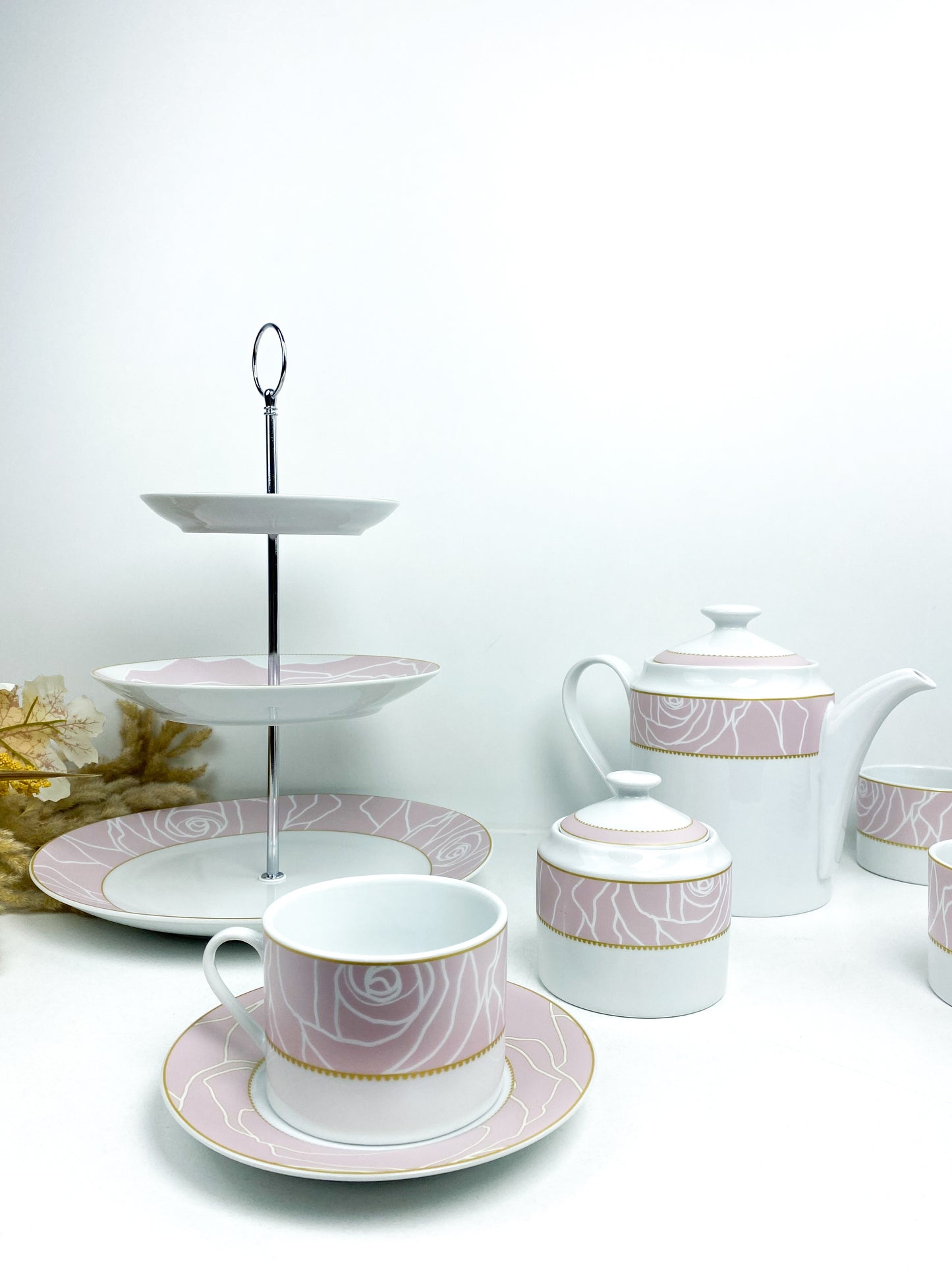 Service à thé ou à café complet, décoré de motifs de roses et de lignes dorées