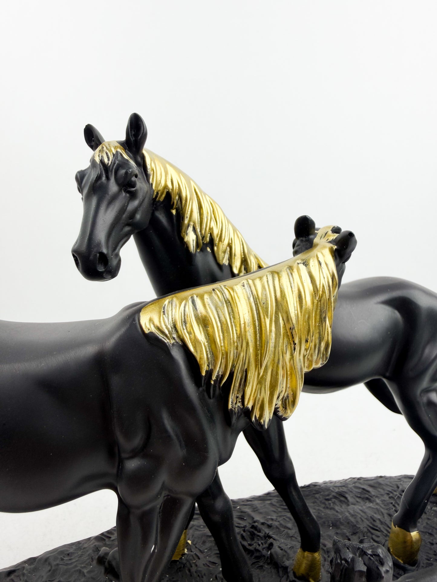 Sculpture élégante représentant un duo de chevaux noir