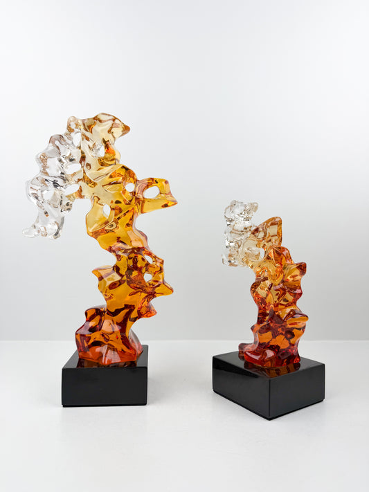 Duo de sculptures élégantes reposant sur un socle noir élégant