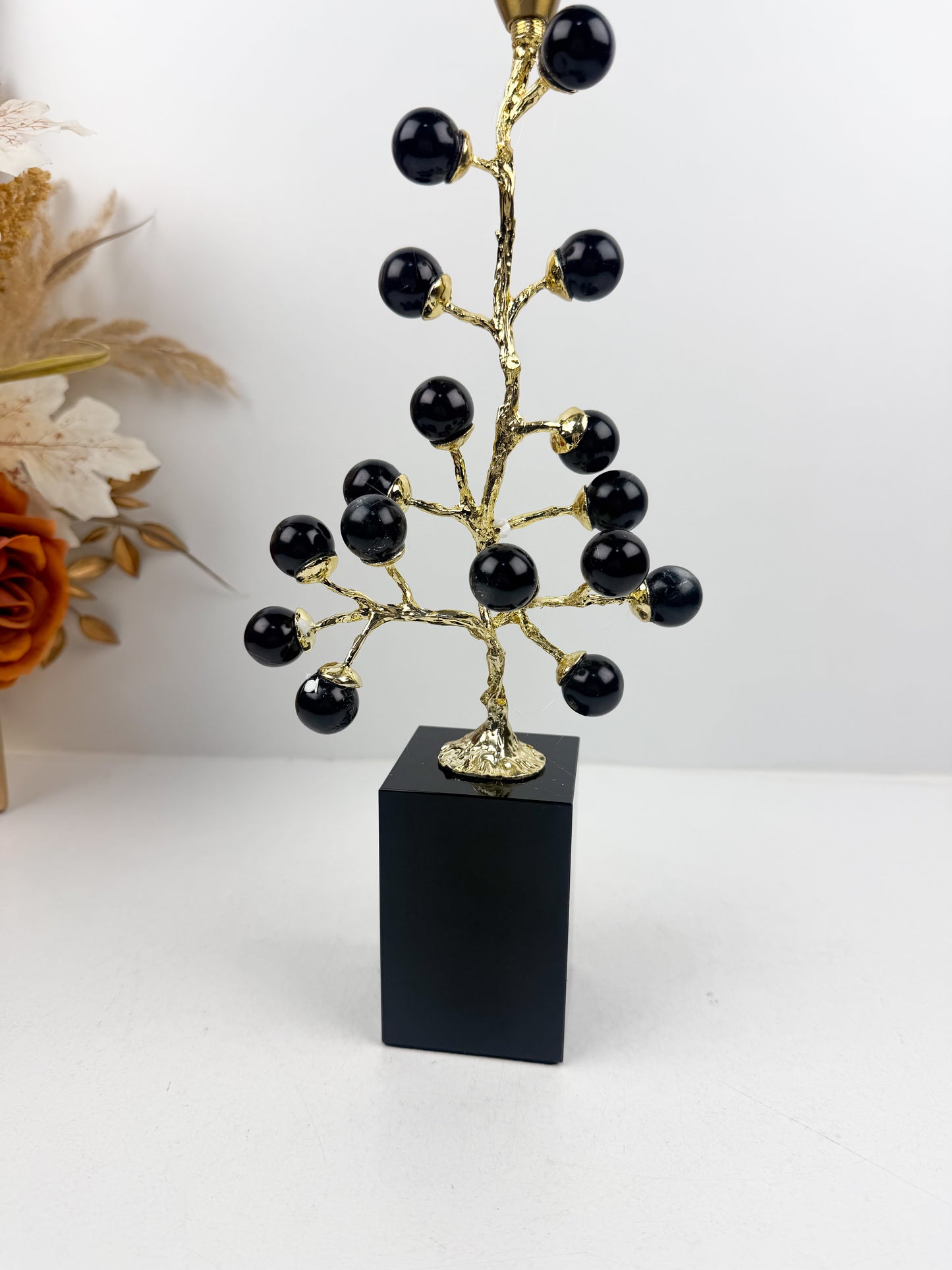 Arbre en métal doré aux lignes élégantes, orné de magnifiques boules en cristal noir