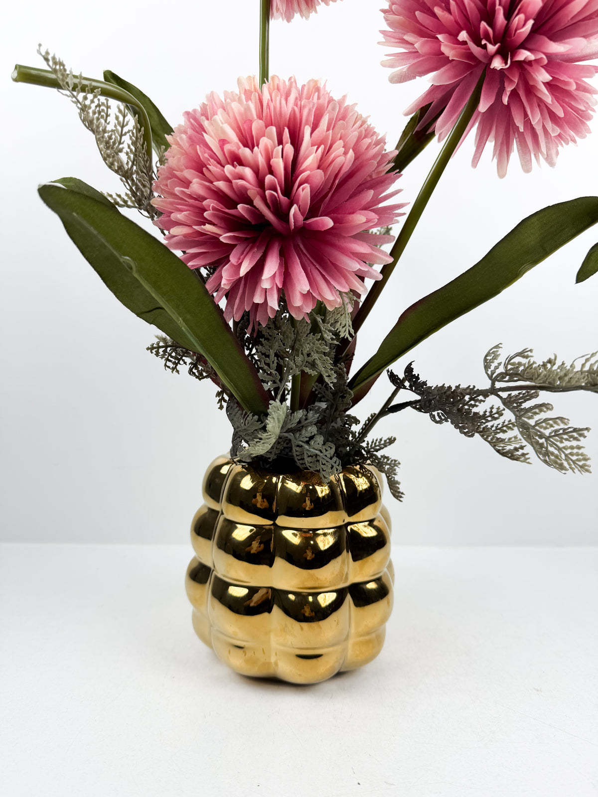 Fleurs artificielles élégantes en forme de pompons roses éclatantes.